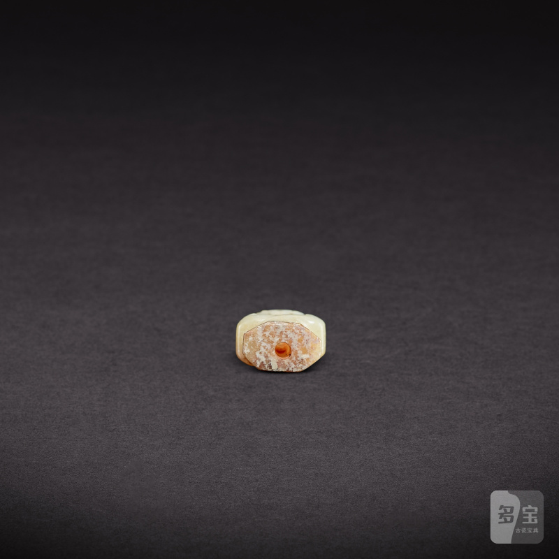 A white jade 'figure' pendant, Eastern Zhou dynasty, Warring States period | 東周戰國 白玉人像珮 - 图3